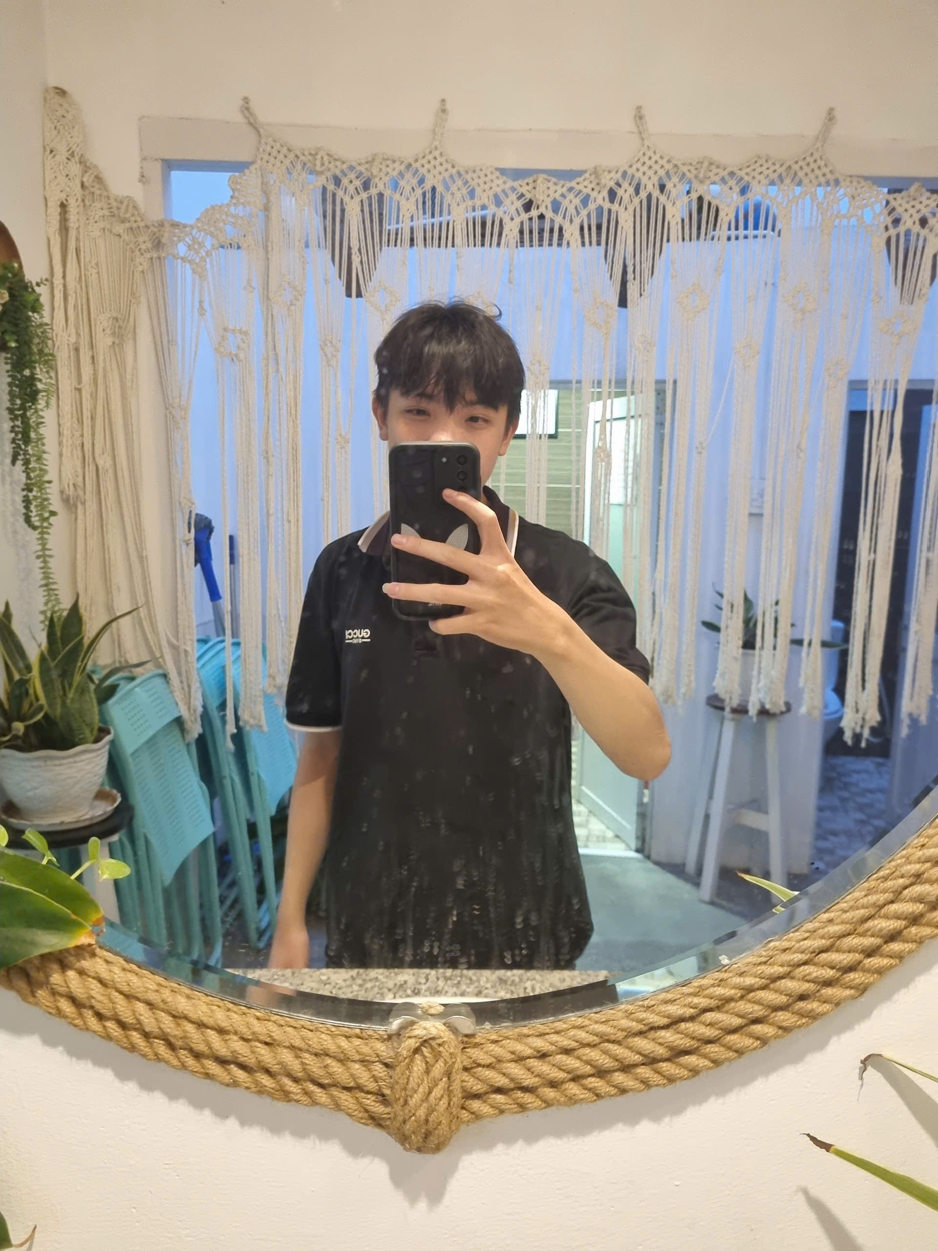 Nguyễn Thế Bảo chụp ảnh selfie qua gương
